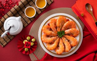 table de restaurant chinois avec assiette de scampis et théière à saké