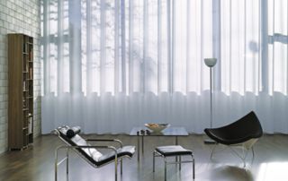 salon avec voilage aux fenêtres