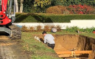 terrassier en train de creuser pour des travaux d'égouttage