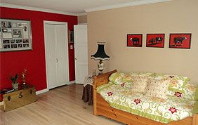salon avec papier peint rouge et beige