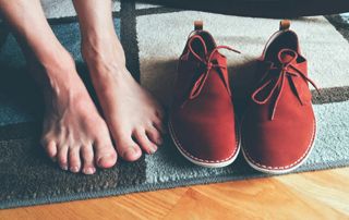 Marcher pieds nus : bon ou mauvais pour la santé ?