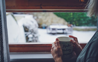 photo d'une fenêtre ouverte en hiver