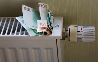 billets de 50 et 100 euros sur radiateur