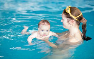 cours de bébé nageur : bébé et maman
