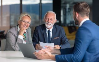 couple seniors qui signe un contrat d'assurance