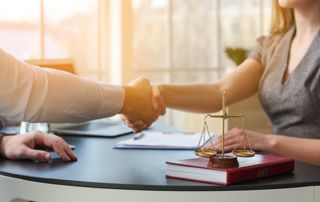 accord lors d'un rendez-vous chez un avocat