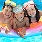 enfants sur un matelas gonflable piscine
