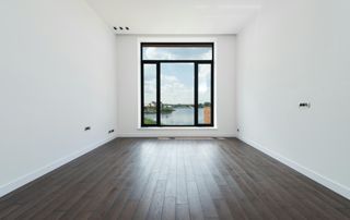châssis noirs dans un appartement neuf