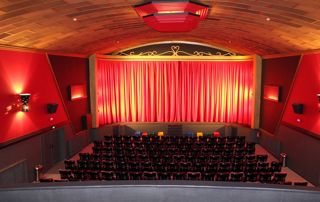 salle de cinéma avec rideau rouge