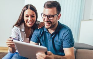 couple achetant en ligne avec carte de crédit