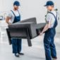 déménageurs transportant un fauteuil