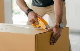 homme qui ferme un carton