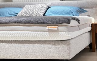 cadre de lit matelas et oreillers