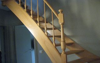 escalier en hêtre avec fuseaux tournés