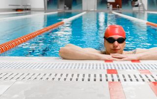 natation, homme, bonnet de piscine, lunettes, bassin