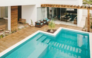 piscine enterrée avec des abords en bois 