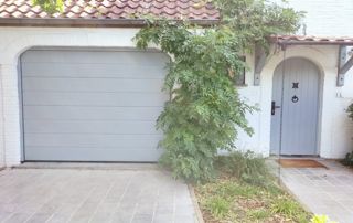 porte d'entrée et porte de garage