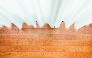 Rideaux blancs et parquet