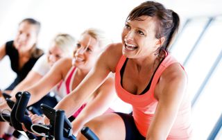 des femmes font du spinning