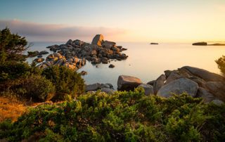 côte rocheuse en Sardaigne