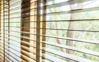Zoom sur des stores en bois