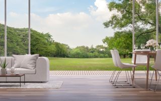 véranda prolongée par une terrasse en bois