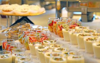 assortiment de desserts pour buffet