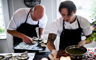 chefs dressent des assiettes