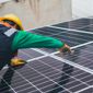 professionnel installant des panneaux solaires