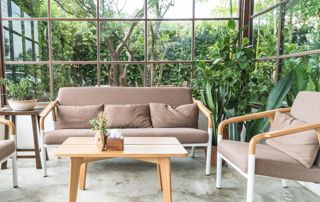 Canapés et fauteuils dans veranda en bois