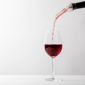Vin rouge versé dans un verre