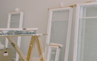fenêtre fraîchement peinte en blanc posée sur un tréteau