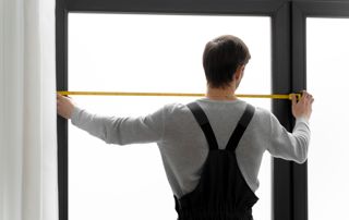 Vitrier mesurant une fenêtre